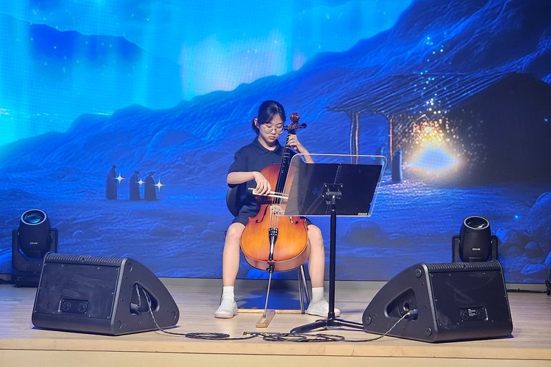 향상음악회 무대에서 연주하는 학생
