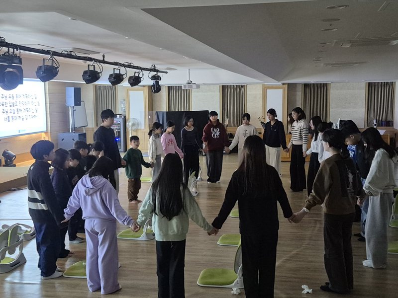 영성수련회 — 손을 잡고 둥글게 선 학생들