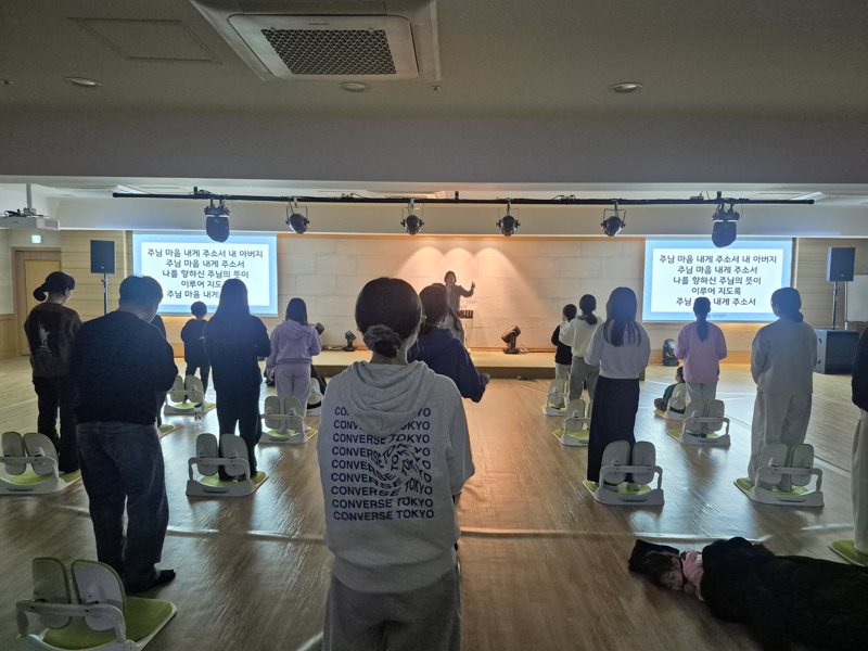 영성수련회 — 서서 찬양하는 학생들