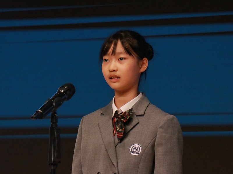 English Speech Contest에서 발표하는 학생