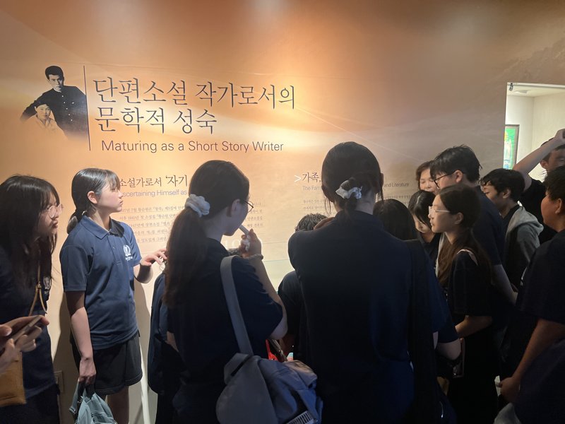 2025 비전트립 — 황순원 기념관에서 전시를 살펴보는 학생들